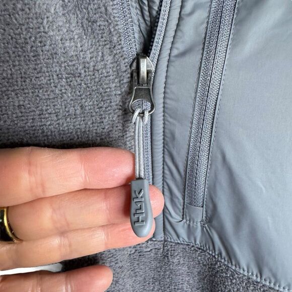 Huk Grey Men's 1/4 Zip Fleece Pullover Chest Pocket Side Pockets Size Small - Picture 5 of 7